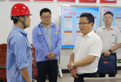 集團領(lǐng)導看望慰問離退休黨員、基層困難黨員和年輕黨員(圖1)